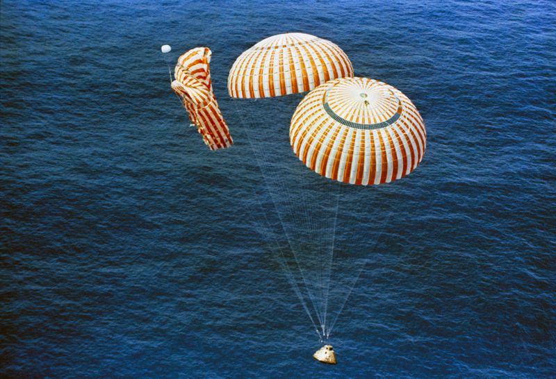 800px-Apollo_15_descends_to_splashdown.jpg